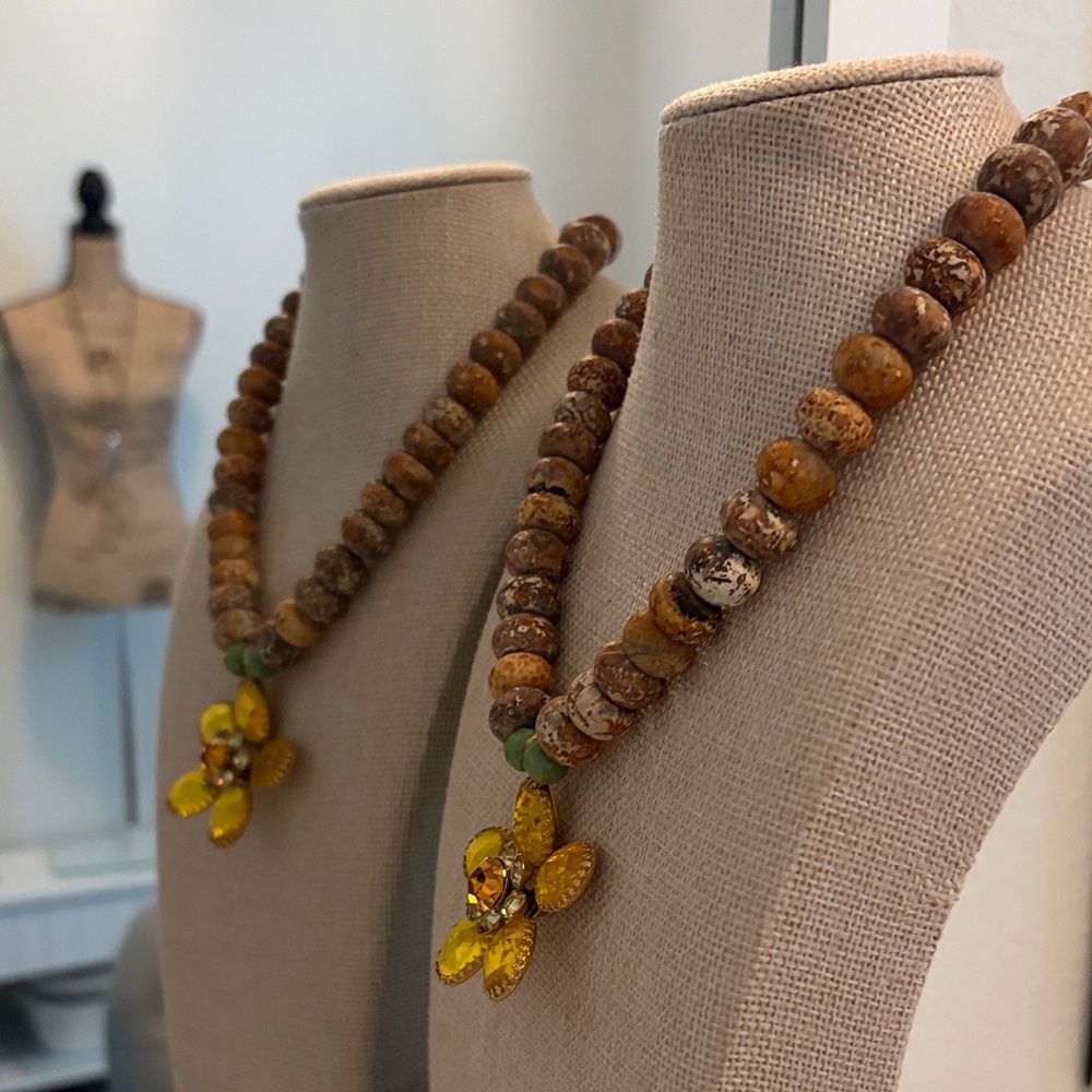 GORG Brown Stone Beaded Necklace with Yellow Gem stone Flower Pendant - Picture 3 of 8